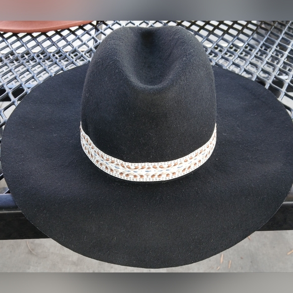 Collectioneighteen Accessories - Collectioneighteen Elegant Black Wide-Brim Wool Hat with White Band